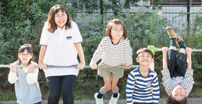 鉄棒を楽しむ子ども達とキッズコーチ